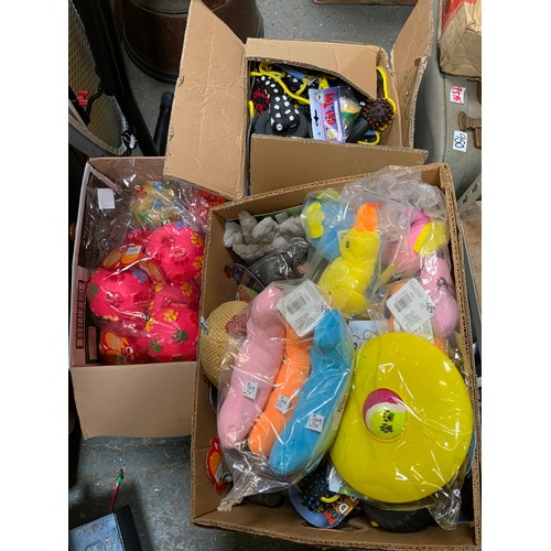 943 - Quantity of Cat and Dog Toys