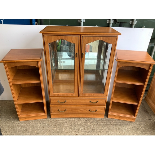 632 - Display Cabinet and Bookshelves