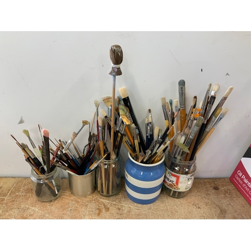 557 - Artists Brushes