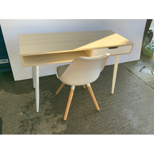 582 - Modern Desk and Chair