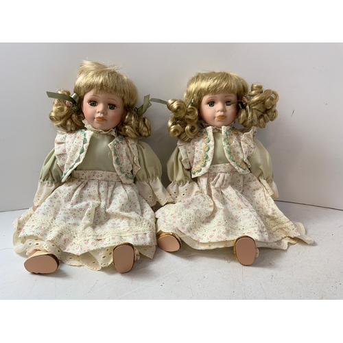 725 - 2x Collector’s Dolls