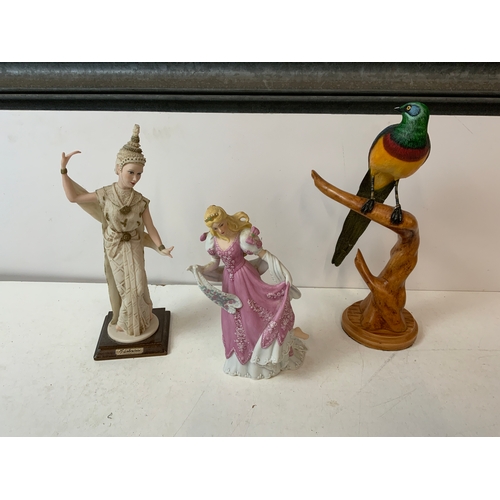 519 - 3x Figurines