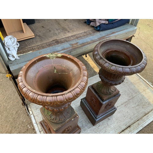 89 - Pair of Urns