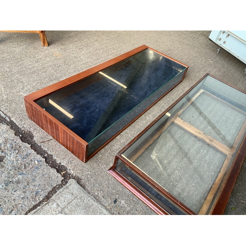 627 - Table Top Display Cabinets