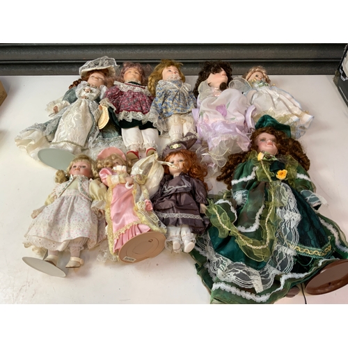 498 - Collectable Dolls