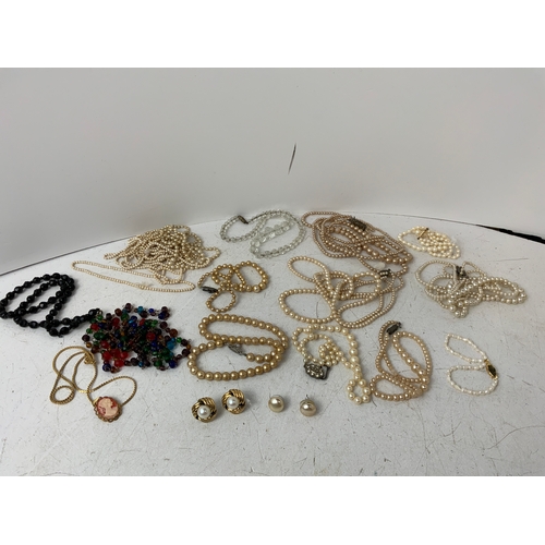 819A - Costume Jewellery