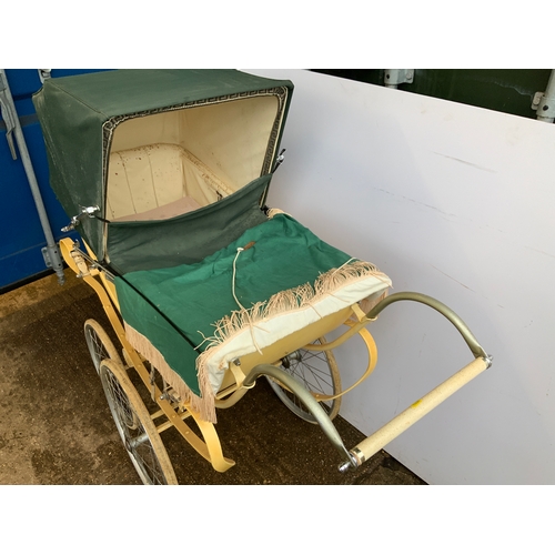 91B - Vintage Carriage Pram