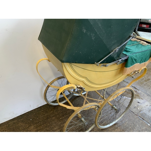 91B - Vintage Carriage Pram