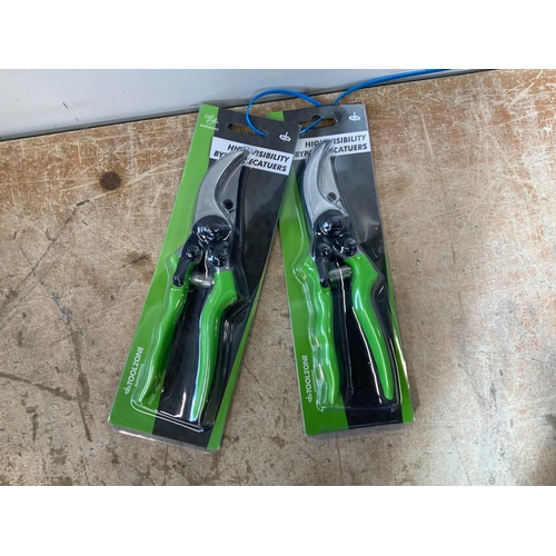 139 - 2x Pairs of Secateurs