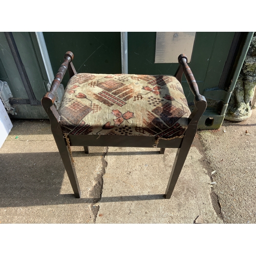 322 - Piano Stool