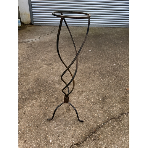 40A - Metal Plant Stand