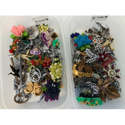 773 - Costume Jewellery - Brooches