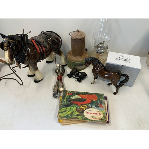 577 - Horse Ornament and Tea Cards etc