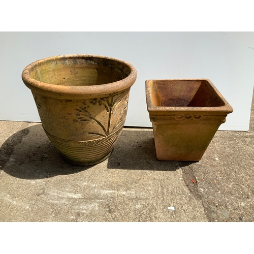 120 - 2x Terracotta Pots