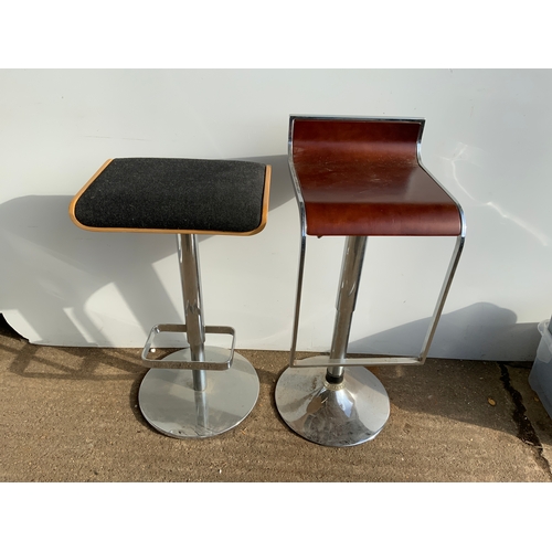 828 - 2x High Stools