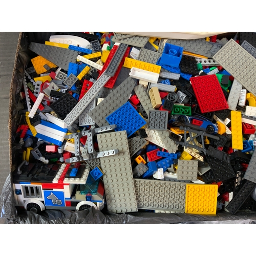 960 - Large Quantity of Lego and Instructions