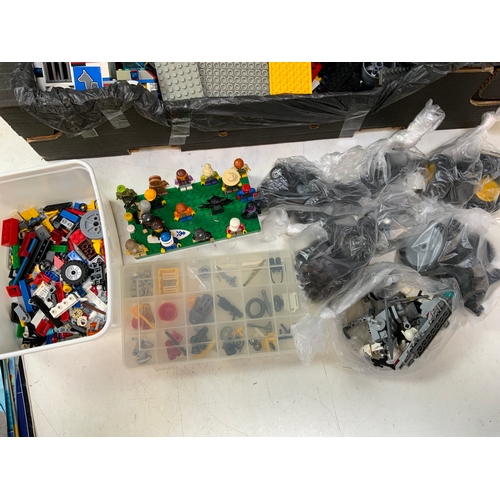 960 - Large Quantity of Lego and Instructions