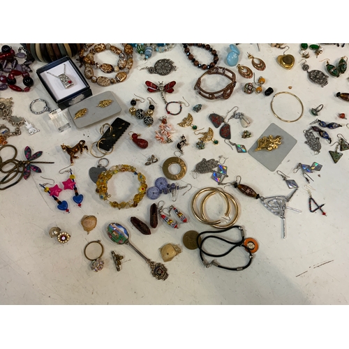 524 - Costume Jewellery etc