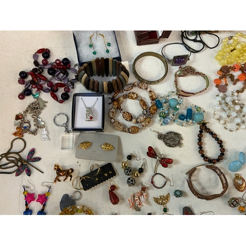 524 - Costume Jewellery etc