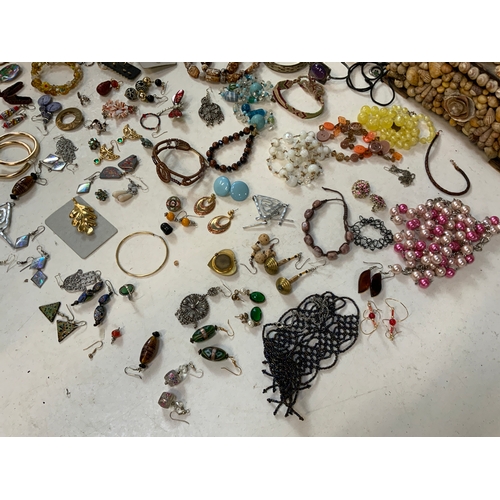 524 - Costume Jewellery etc