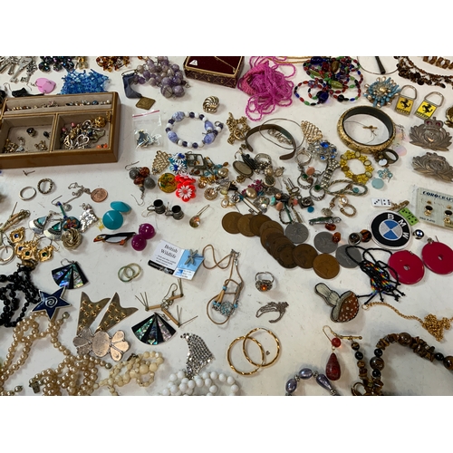 847 - Costume Jewellery etc