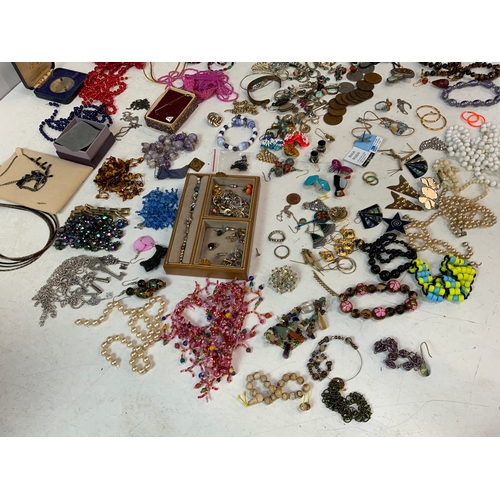 847 - Costume Jewellery etc