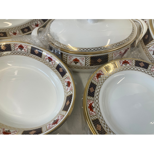 292 - Royal Crown Derby Dinner Service