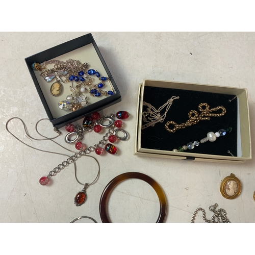 852 - Costume Jewellery