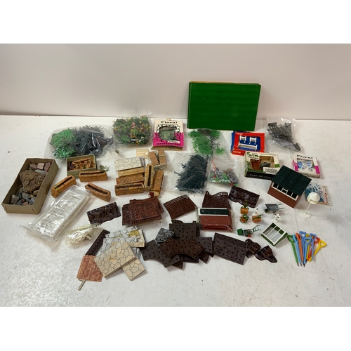 763 - Vintage Britains Miniature Garden Pieces