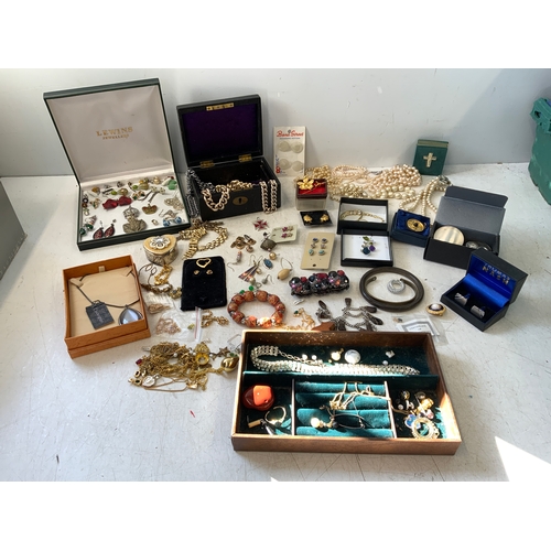 646 - Costume Jewellery