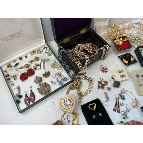 646 - Costume Jewellery