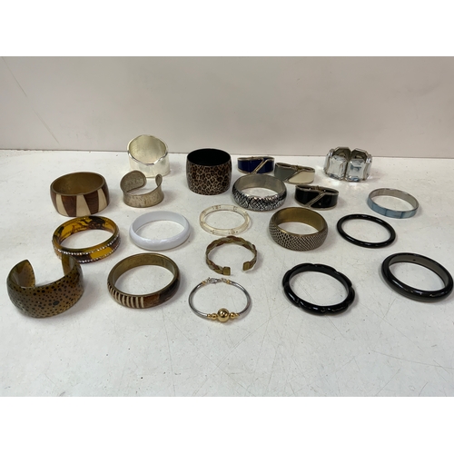 207 - Quantity of Bangles