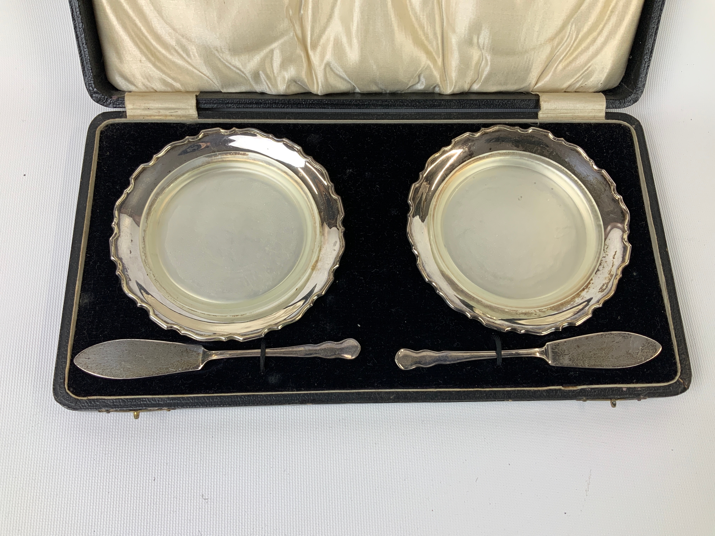 Pair of Cased Silver Butter Dishes with Knives - Silver Weight 141g