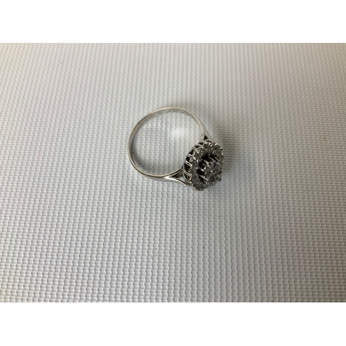 140 - Ring - Marked 750 - Size R - 3.8g