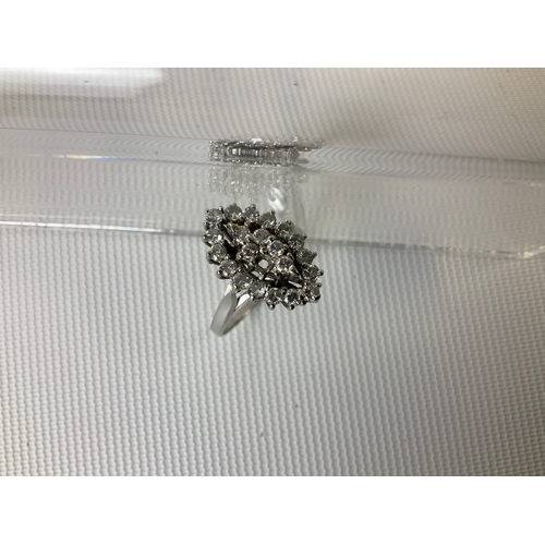 140 - Ring - Marked 750 - Size R - 3.8g