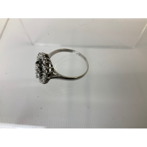 140 - Ring - Marked 750 - Size R - 3.8g