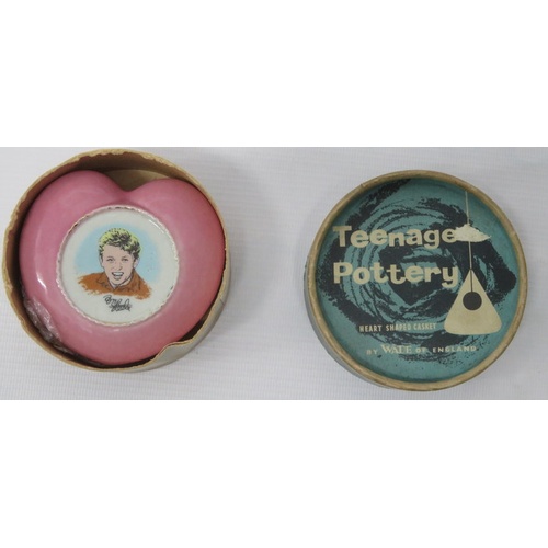 122 - Teenage Pottery by Wade including guitar brooches featuring Tommy Steele, Marty Wilde and Frankie Va... 