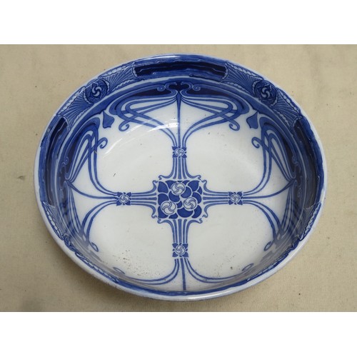 120 - Royal Doulton Aubrey gilded ceramic jug and bowl set, decorated in the art nouveau manner. Approx. 3... 