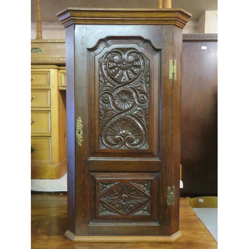 100 - Early 20th century fronted oak single door wall mounting corner cupboard. Approx. 90cm H x 53cm W x ... 
