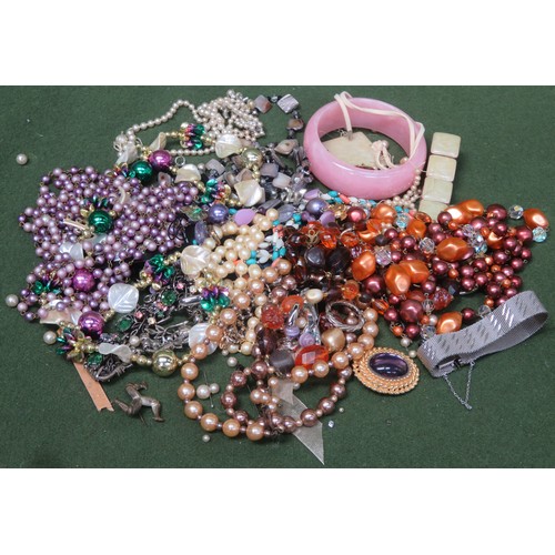 79 - Large quantity of various costume jewellery