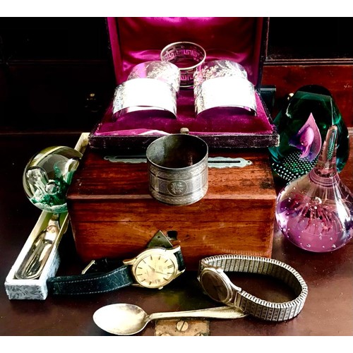 131 - MIXED LOT INCLUDING PAPER WEIGHTS, TWO WATCHES (BOTH WORKING), SILVER SPOON AND NAPKIN RING AND PLAT... 