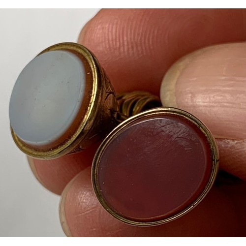 30 - DUO OF GOLD COLOURED AGATE FOBS: ONE CARNELIAN, ONE CAMEO (NOT ENGRAVED), BOTH ANTIQUES, TOTAL WEIGH... 