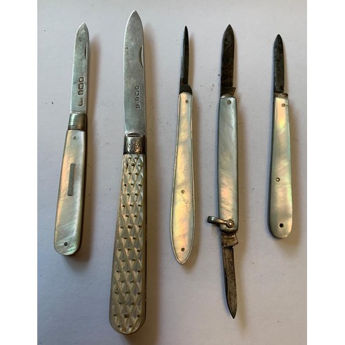 42 - TWO SILVER BLADED FRUIT KNIVES AND THREE BLADED PEN KNIVES