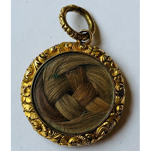 60 - GOLD COLOURED VICTORIAN MOURNING PENDANT WITH HAIR, TOTAL WEIGHT APPROX 4.16g