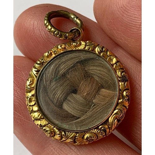 60 - GOLD COLOURED VICTORIAN MOURNING PENDANT WITH HAIR, TOTAL WEIGHT APPROX 4.16g