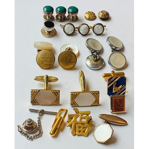 69 - MIX OF DRESS BUTTONS, CUFFLINKS AND BROOCHES, ETC.
