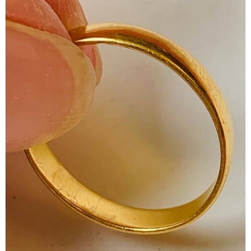 110 - 22ct GOLD WEDDING BAND RING, SIZE O, TOTAL WEIGHT APPROX 3.27g