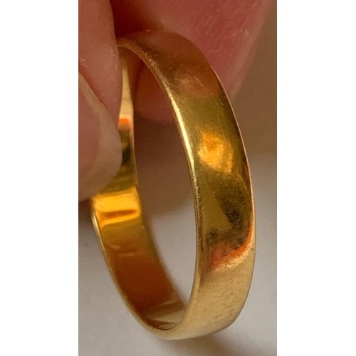 110 - 22ct GOLD WEDDING BAND RING, SIZE O, TOTAL WEIGHT APPROX 3.27g