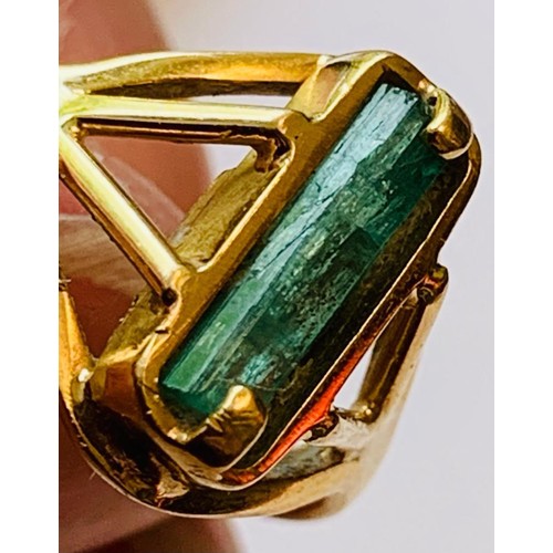 121 - 18ct GOLD RING SET WITH EMERALD, 1ct APPROX, SIZE N+, TOTAL WEIGHT APPROX 4.47g