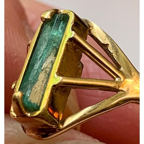 121 - 18ct GOLD RING SET WITH EMERALD, 1ct APPROX, SIZE N+, TOTAL WEIGHT APPROX 4.47g